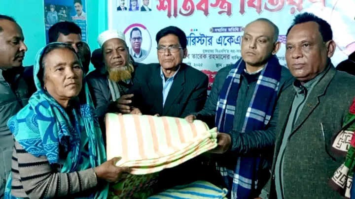 ফুলবাড়ীতে,  শীতার্তদের মাঝে,  শীতবস্ত্র বিতরণ